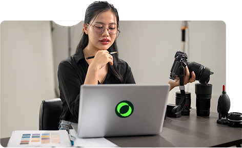 marketer working online